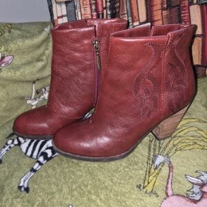 Indigo Maroon Leather Heeled Boots